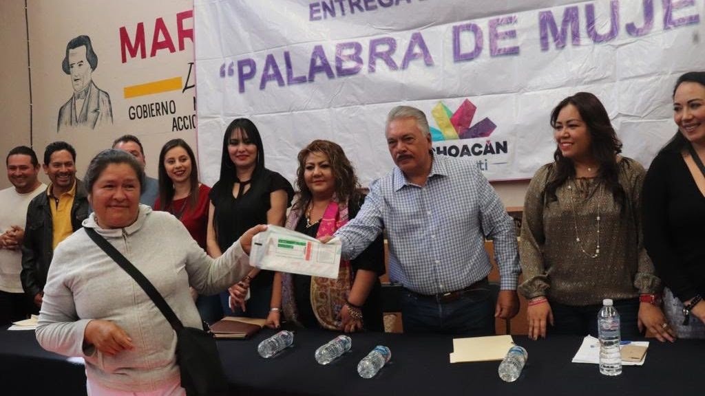 Entregan créditos a 81 emprendedoras de Maravatío